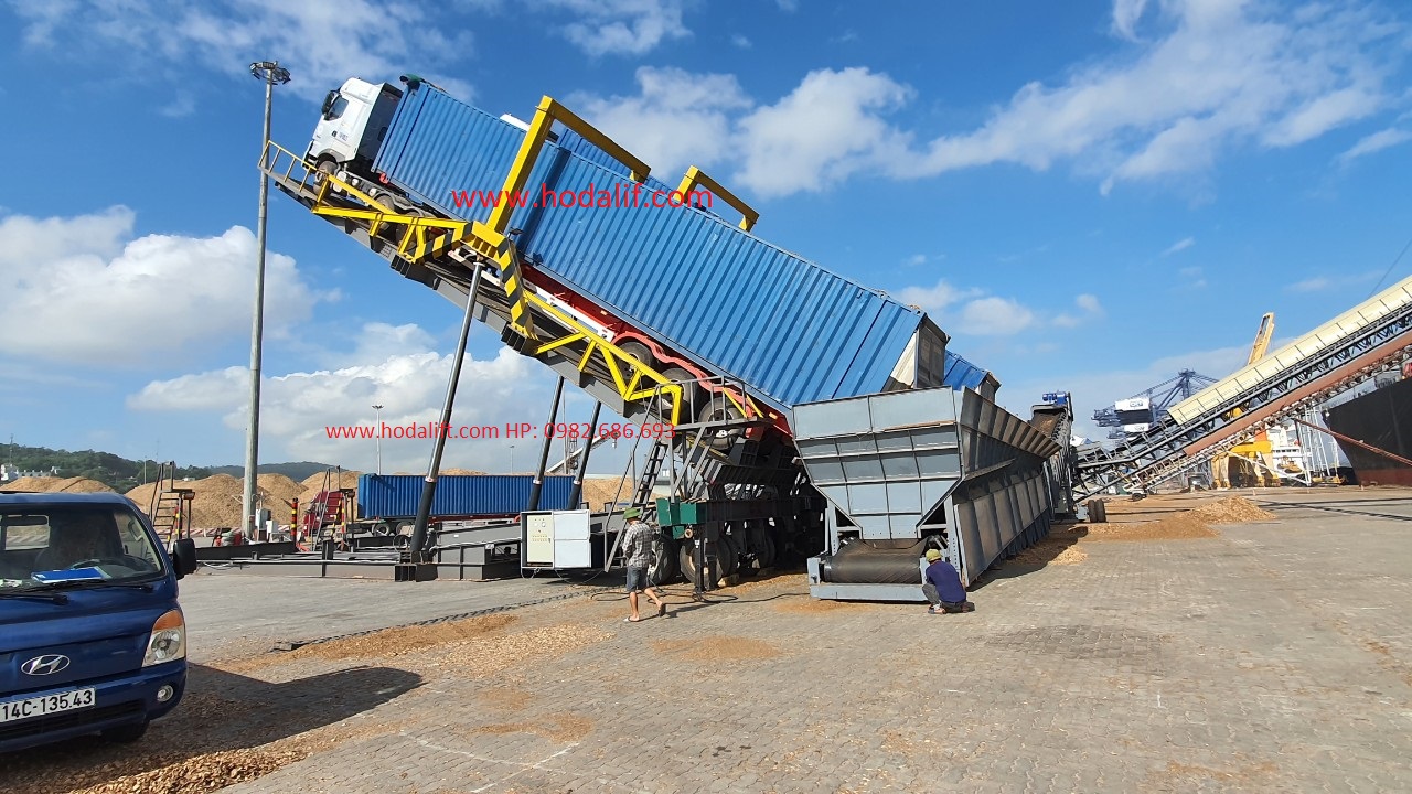 Hydraulic container truck dumper woodschip import and export system